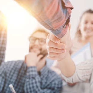 © demaerre / iStock / Getty Images Plus / Getty Images neue Mitarbeiter werden herzlich begrüßt