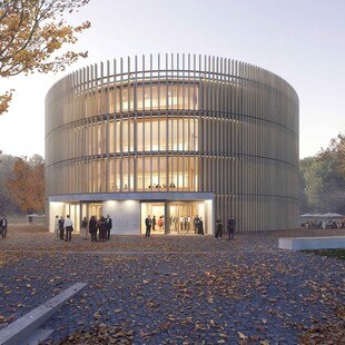 Das viergeschoßigen Globe-Theater: Der Eingangsbereich zeigt sich hell erleuchtet und öffnet sich innen nach oben über alle Geschoße. Für den Blick von innen nach außen hat man die Abstände der Lamellen der Fassade groß gewählt. 