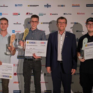 © WKO Bundesinnungsmeister Walter Stackler gratuliert den besten jungen Glasbautechnikern 2023.