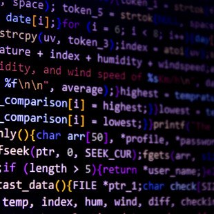 © Anas Photography - iStock / Getty Images Plus Das Bild zeigt den Quellcode eines in C geschriebenen Programms. Das Programm konzentriert sich hauptsächlich auf die Verwendung von Dateien und die Manipulation von Daten in dieser Datei