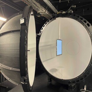 © GG-LED-Glass Das antimikrobielle GG-LED-Glass in der Ulbricht-Kugel des Fraunhofer-Instituts.