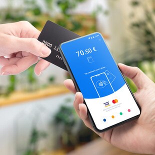 © myPOS Handy mit myPOS Glass und Bankomatkarte, Beispielbild eines Zahlvorganges