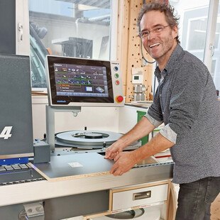 Franz Schramek an der Kantenanleimmaschine Tempora F60.06 von Felder