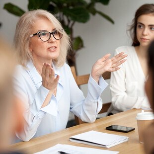 © fizkes iStock Getty Images Plus Eine Führungskraft erklärt ein Thema