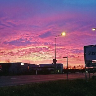 © Christian Doczekal Ortstafel Güssing im Sonnenuntergang