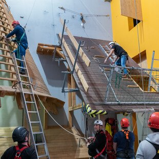 © Hoehenwerkstatt GmbH In den sechs Trainingszentren der Hoehenwerkstatt finden in ganz Österreich Anfang des Jahres Sicherheitslehrgänge für Dachdecker*innen, Spengler*innen, Holzbauer*innen und Glaser*innen statt.