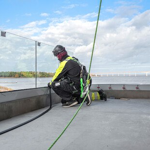 © Bohle Heute eine wichtiger Produktbereich bei Bohle: Glasbeschläge für Innenausbau, Bad und Dusche sowie Glasgeländer. Im Bild das Glasgeländersystem "VetroMount" mit besonders leichter Montage.