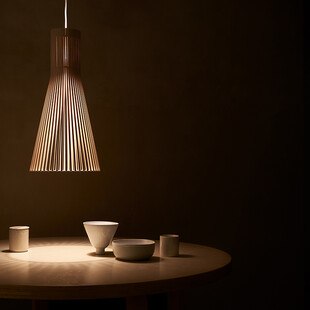 © Ulla Koskinen & Sameli Rantanen Esstisch mit Beleuchtung aus Holz