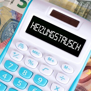 © Stadtratte iStock Getty Images Plus Taschenrechner mit Heizungstausch am Display