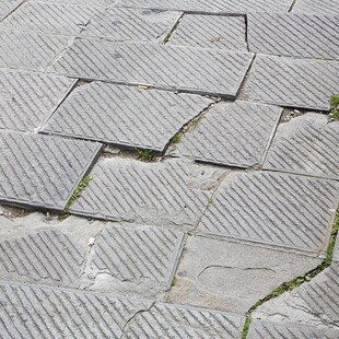© Francesco Scatena iStock Getty Images Plus Kaputte Steinplatten