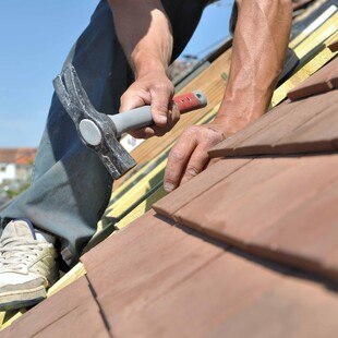 © iStock / Getty Images Plus / Sanddebeautheil Die Erlöse der Hersteller von Deckmaterialien für Steildächer sind im vergangenen Jahr sowohl im Neubau als auch in der Sanierung gesunken.