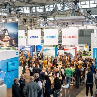 © GHM Gedränge in den Messehallen: Nach vier Jahren konnten die Besucher*innen die Dach+Holz wieder in gewohnter Größe und ohne Einschränkungen genießen.