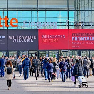© NürnbergMesse Rund 75.000 Besucher*innen aus 112 Ländern trafen vom 19. bis 22. März 2024 auf 973 Aussteller aus 44 Ländern, um sich über die neuesten Trends im Fenster-, Türen- und Fassadenbau sowie der Holzbe- und -verarbeitung auszutauschen.