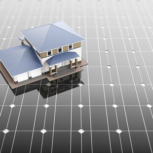© Iaremenko iStock Getty Images Plus Miniaturhaus auf Solardach