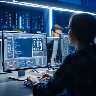 © gorodenkoff iStock / Getty Images Plus Softwareentwicklerin im Control Room