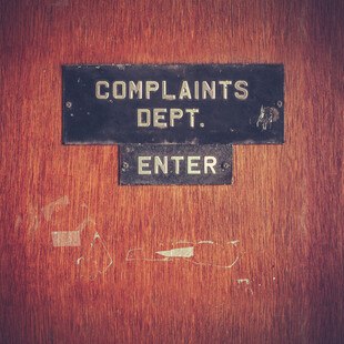 © mrdoomits iStock Getty Images Plus Tür mit Aufschrift 'Complaints Department'