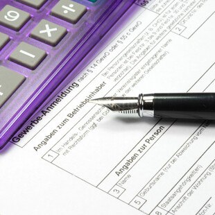 © Stadtratte iStock Getty Images Plus Taschenrechner & Kugelschreiber auf Dokument