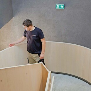 © Dinah Urban Der Handlauf im neuen Treppenhaus der Tischlerei Rüscher wurde schon mit der neuen Barth-Presse hergestellt.