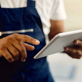 © iStock / Getty Images Plus / Drazen Zigic Durch den gezielten Einsatz von digitalen Tools und KI-Anwendungen lassen sich in Handwerksbetrieben viele Arbeitsabläufe optimieren.