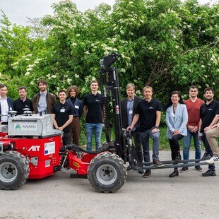 © AIT/tm-photography.at Gruppenbild mit Gabelstapler