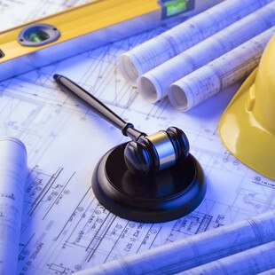 © Zolnierek iStock Getty Images Plus Richterhammer auf Bauplänen