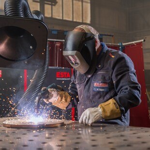 © Esta Schweißrauch birgt sehr hohe Gesundheitsrisiken. Daher sind im Betrieb unbedingt Schutzmaßnahmen einzuhalten. Die Möglichkeiten dazu sind vielfältig.