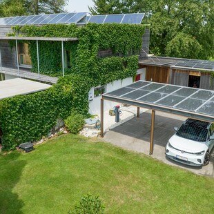 © Fronius Die Photovoltaik am Carport ist eine schlaue Verbindung aus Fahrzeugschutz und effizienter Energiegewinnung. Ein PV-Carport kann direkt mit einer Ladestation erweitert werden und liefert als solare Tankstelle „grünen“ Strom.
