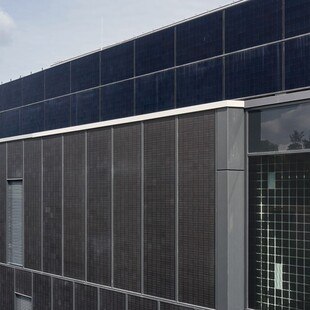 Mit BIPV (Building Integrated Photovoltaics) werden auf knapp 700 Quadratmetern Fassadenfläche in der Süd- und Westseite des Gebäudes rund 70 Megawattstunden Ertrag im Jahr gewonnen.