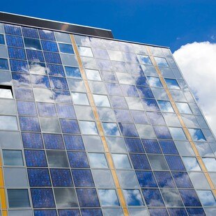 © iStock / Getty Images Plus / stedenmi Fassadenflächen bieten enorme Möglichkeiten für die Energiegewinnung.