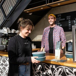 © Recup Recup Mehrwegbehälter im Gastro-Einsatz