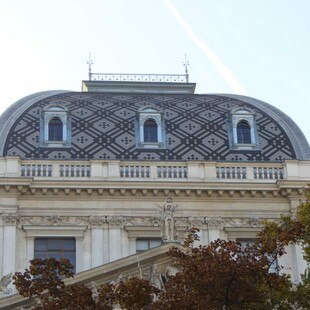 © Kunstspenglerei und Gürtlerei Ludwig Kyral Nachdem sie undicht geworden waren, mussten die 16 Gaupen des Daches der Hauptuniversität Wien erneuert werden. Ein Fall für das Team der Kunstspenglerei und Gürtlerei Ludwig Kyral, das in über 3.000 Arbeitsstunden die historischen Gaupen originalgetreu nachbaute.