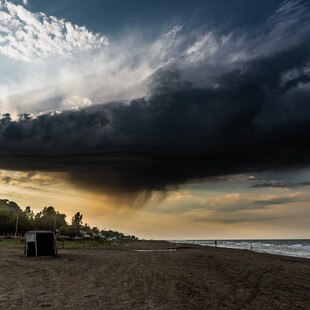 © Armastas iStock / Getty Images Plus anbahnendes Unwetter über Strand in Mexiko