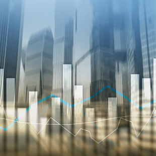 © Funtap iStock / Getty Images Plus Finanzgrafiken und Diagramme zum verschwommenen Business Center-Hintergrund.