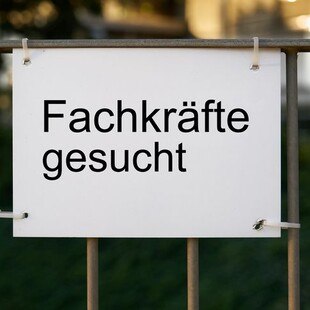 © iStock / Getty Images Plus / Heiko119 Fachkräfte gesucht: Schild