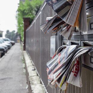 © germi_p iStock / Getty Images Plus Post quillt über in Briefkästen