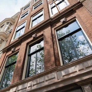 © The Noblemen Denkmalgerechte Fenstersanierung: Das hauchdünne "Fineo" Isolierglas hat bei 6,5 Millimetern Dicke mit 0,7 den gleichen Dämmwert wie eine Dreifachverglasung mit einer Dicke von 32 Millimetern.