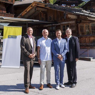 © METRO Österreich/APA-Fotoservice/Hetfleisch .v.l.n.re: Robert Spevak, Metro Österreich, Georg Frisch (Heereslogistikschule und Mitglied der Ernährungskommission), Markus Gerschberger, Supply Chain Intelligence Institute Austria (ASCII)  sowie Robert Jakob, Finance Director Metro Group.