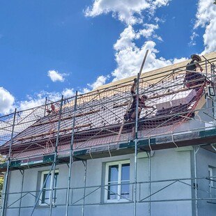 © Redaktion Dach Wand / Archiv Wenn Arbeitnehmer*innen Dacheindeckungen mit Metall ausführen, sind sie nun BUAG-pflichtig – auch wenn diese Tätigkeit im Rahmen eines reinen Spenglerbetriebes oder eines "gemischten" Dachdecker-Spengler-Betriebes durchgeführt wird.