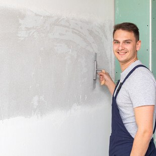 © Ocskaymark iStock Getty Images Plus Maler und Anstreicher bei der Arbeit