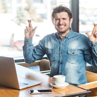© Khosrork iStock Getty Images Plus Mann kreuzt die Finger