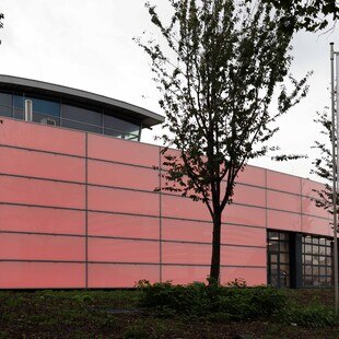 © Kuzman Invision GmbH Die Gottfried Schultz Automobilhandels SE wünschte eine repräsentative Gebäudehülle. Für die neue Fassade wurde eine beeindruckende Lichtlösung entwickelt.