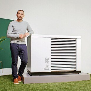 © Ökofen Mann neben einer Pelletheizung