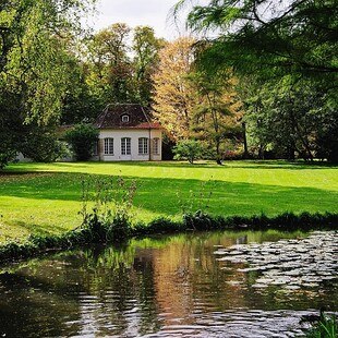 Haus mit Garten und Teich