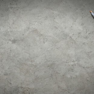 © SergeyNivens iStock / Getty Images Plus Frau steht auf deutlich niedrigerer Leiter als Mann