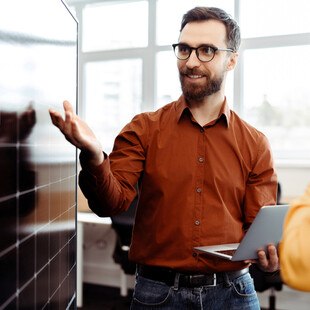 © Mariia Vitkovska iStock Getty Images Plus Beratungsgespräch vor Solarpanel