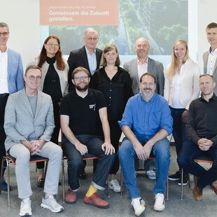 © Agnes Mutschler Die Expert*innen des Round-Table-Talks zum Thema Null-Grad-Dach. 1. Reihe sitzend von links: Wolfgang Hubner, Jakob Peleska, Gerhard Wögrath, Hans Hafellner; 2. Reihe von links: Holger Krüger, Susanne Formanek, Johannes Koller, Birgit Tegtbauer, Gundula Dyk und Gastgeber Stephan Roithmair.