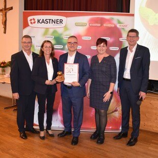 © KASTNER vier Mitarbeiter von KASTNER mit dem Gewinner in der Mitte