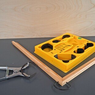 © Böning  Mit den in unterschiedlichen Größen erhältlichen Spannklammern lassen sich einfach sämtliche Gehrungen für eine Verleimung spannen.