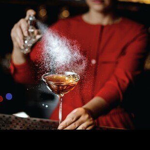 © iStock / Getty Images Plus / MaximFesenko Bar Symbolfoto Bartenderin