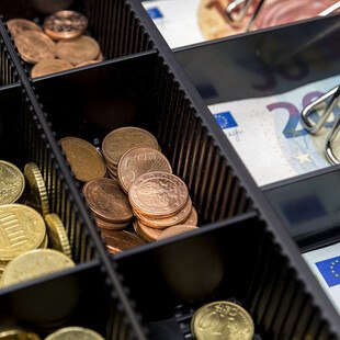 © Evgeni Schemberger iStock / Getty Images Plus Geld sortiert in Kassa